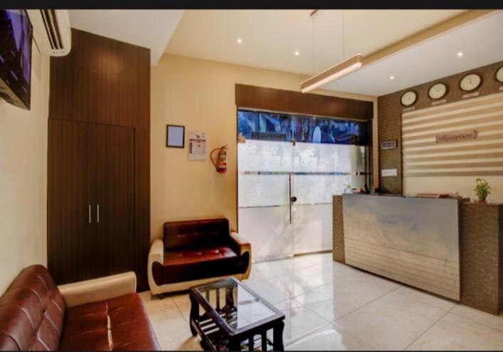 Hotel Emerald Near T2 International Airport Mumbai Exterior foto