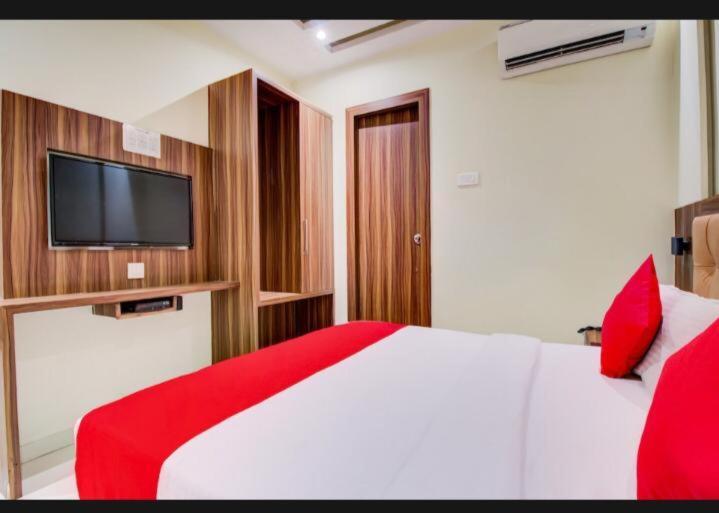 Hotel Emerald Near T2 International Airport Mumbai Exterior foto