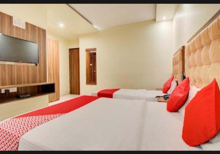 Hotel Emerald Near T2 International Airport Mumbai Exterior foto